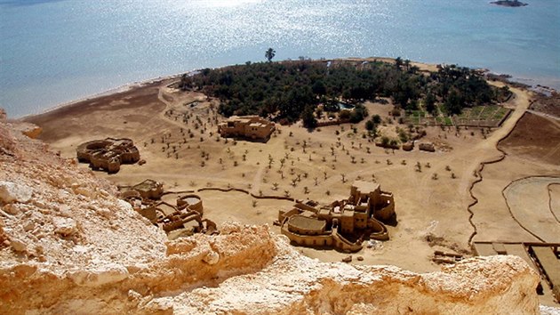 Hotel Adrere Amellal v oze Siwa na egyptsko-libyjskch hranicch je postaven ist z prodnch materil. 