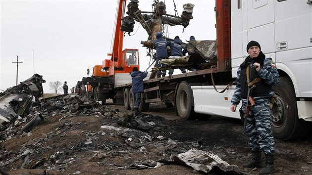Na vchod Ukrajiny zaal pod vedenm nizozemskch expert odvoz trosek zcenho boeingu malajsijskch aerolinek. (16. 11. 2014)