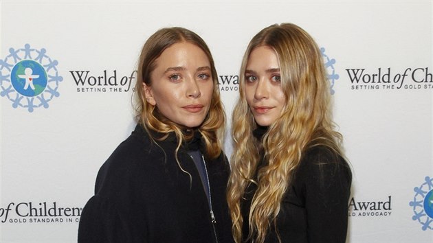 Mary-Kate Olsenov a Ashley Olsenov na World of Children Awards (New York, 6. listopadu 2014)