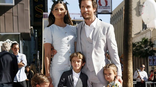 Matthew McConaughey, jeho manelka Camila Alvesov a jejich dti Livingston, Levi a Vida (Los Angeles, 17. listopadu 2014)