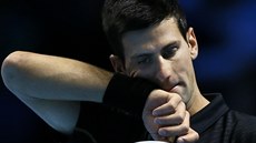 Novak Djokovi si otírá tvá v utkání s Tomáem Berdychem.