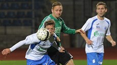 Fotbalisté Ústí vlevo Jan Martykán - vpravo Mat�j Fiala, v utkání s Karvinou.