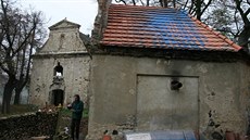 S pomocí sdruení Stedohoí bezdomovec Pavel naposledy opravil stechu kaple,...
