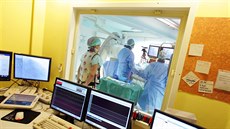 Karlovarské kardiocentrum p�ená�elo online operaci v�n�itých tepen.