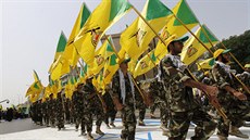 Pehlídka íitské milice Kataib Hizballáh v Bagdádu (25. ervence 2014).