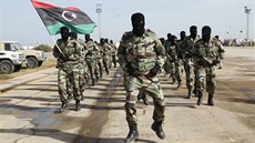 P�ehlídka libyjské armády v Tripolisu (12. listopadu 2014).