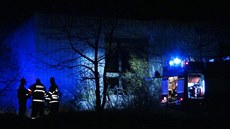 Hasii likvidovali poár v oputném domku v Milovicích, uvnit leela mrtvá...