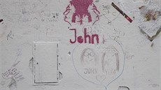 Lennonovu zeď na pražské Kampě kdosi kompletně přebarvil na bílo. Majitelé zdi...