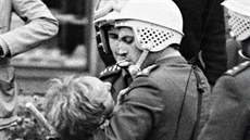 Zadr�ený demonstrant na Václavském nám�stí 28. �íjna 1989. Fotografie z této...