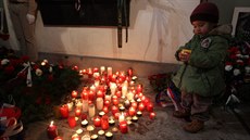 Lidé pichází zapálit svíku na Národní tídu u píleitosti 25. výroí 17....