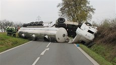 Nehoda cisterny u Vlko�e na Hodonínsku (10. listopadu 2014).