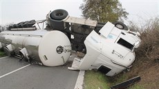 Nehoda cisterny u Vlkoe na Hodonínsku (10. listopadu 2014).