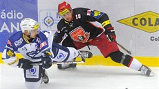 Úto�ník Plzn� Roman P�ikryl (vlevo) a hradecký obránce Martin Plán�k.