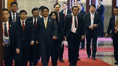 Japonský premiér inzó Abe ped setkáním s ínským prezidentem (10. listopadu)
