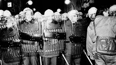 Zásah VB proti demonstrantm na Národní tíd v Praze 17. listopadu 1989.