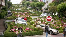Dládná ulice Lombard Street v San Franciscu v Kalifornii je jednou z...