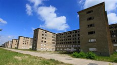 Chátrající hotelový komplex Prora na pobeí severonmeckého ostrova Rujana.