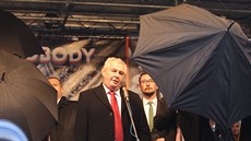 Demonstranti vypískali na Albertově prezidenta Miloše Zemana. Na pódiu jej před...