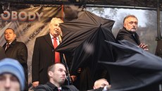 Demonstranti vypískali na Albertov prezidenta Miloe Zemana. Na pódiu jej ped...
