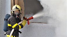 Hasi�i museli nejprve zlikvidovat po�ár, který se budovou po explozi roz�í�il....