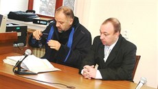 Odsouzený Tomá� Pospí�il sedí u soudu se svým obhájcem Josefem �írkem.