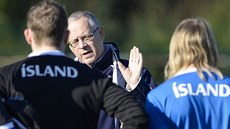 Švédský trenér islandský fotbalistů Lars Lagerbäck během tréninku před...