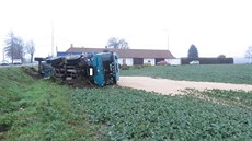 Tatra s p�ív�sem po nárazu vyjela vlevo, kde se mimo silnici p�evrátila na levý...