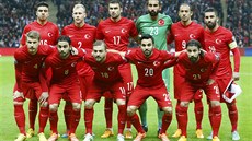 SPOLEČNÉ FOTO. Turečtí fotbalisté pózují před kvalifikačním zápase o Euro 2016...
