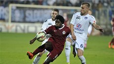 UTEE JIM?  Tiémoko Konaté ze Sparty proniká, zastavit se ho pokouejí Lubo