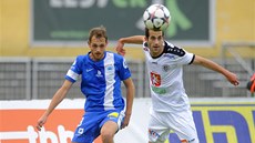 Jan Mudra z Liberce (vlevo) a Tomá� Hole� z Hradce Králové v souboji. 