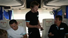 Pavel Padrnos (vpravo) v týmovém autobusu Etixxu. Vlevo dal�í sportovní �editel
