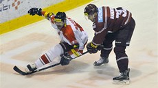 Olomoucký obránce Ivan Majeský (vlevo) a úto�ník Sparty Zden�k Bahenský v