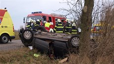 idi vyjel v zatáce ze silnice, narazil do ovocných stromu a skonil s autem...