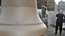 Zvona Petr Rudolf Manouek pivezl do Plzn nový zvon Bartolomj (vpravo) a také vyitný pvodní zvon Prokop (vlevo).