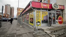 OPLOCENO. Prosklenou zahrádku u zlínské restaurace Canada Pub u� za�ali d�lníci...