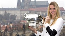 Petra Kvitová pózuje s Fed Cupem.