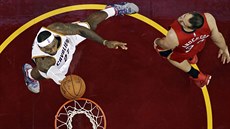 LeBron James (vlevo) z Clevelandu dává jeden z ko�� v duelu s New Orleans. Ryan...