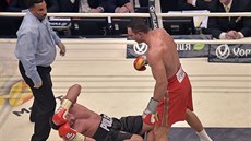 Bulharský boxer Kubrat Pulev padá na zem ringu po úderu Vladimira klika.