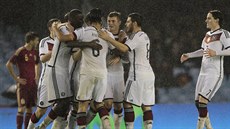 Fotbalisté Německa slaví gól Toniho Kroose v přípravném duelu se Španělskem,
