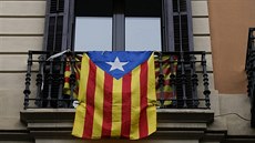 Vlajka nezávislého Katalánska zvaná Estelada na balkon domu v Barcelon.