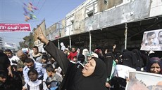 Lidé v Rafáhu oslavovali zprávy o útoku na idovské vící v synagoze v...