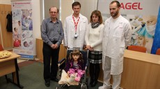 Sedmiletá Veronika Hambálková  s rodii a lékai perovské nemocnice -...