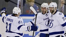 Steven Stamkos (91), Ryan Callahan (24) a Radko Gudas (7) oslavují gól Tampy...