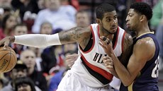 LaMarcus Aldridge (vlevo) z Portlandu pi petlaované s Anthonym Davisem z New...