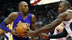 Kobe Bryant (vlevo) z LA Lakers úto�í na ko� Atlanty kolem Paula Millsapa.