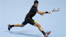 Novak Djokovi vrací míek v semifinále Turnaje mistr proti Niikorimu.