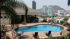 Rodina bydlí v malém apartmánovém komplexu. Sou�ástí je ochranka u vjezdu,...