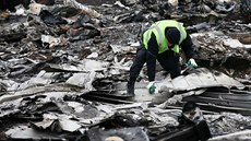 Na východ Ukrajiny zaal pod vedením nizozemských expert odvoz trosek...