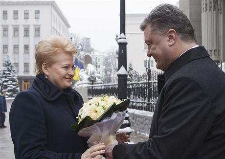Litevská prezidentka Dalia Grybauskaitéová a ukrajinmský prezident Petro...