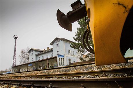 Kolejit, peróny i výpravní budovu elezniní stanice Hlinsko v echách eká...